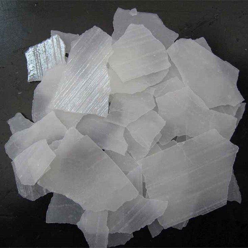 Čína výrobce Vločky / perly / pevné 99% (hydroxid sodný, NaOH) louh sodný
